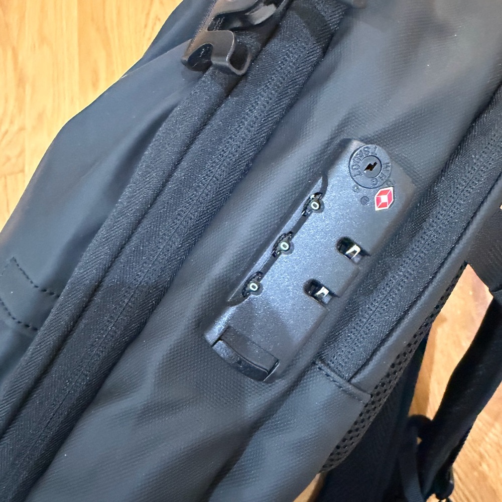 NWOT Vacuum Seal Swiss Lock Black Travel Backpack with Pump - Picture 2 of 14